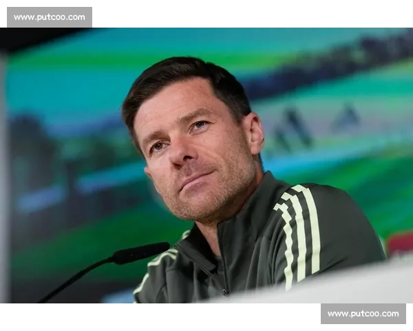 阿隆索皇马首秀温情时刻：爱妻助阵，伯纳乌见证新章